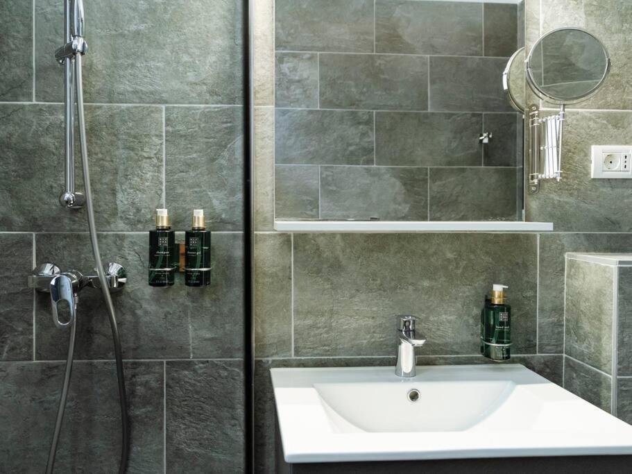 Central 5 Apartment - New Building & Parking Bukares Bagian luar foto