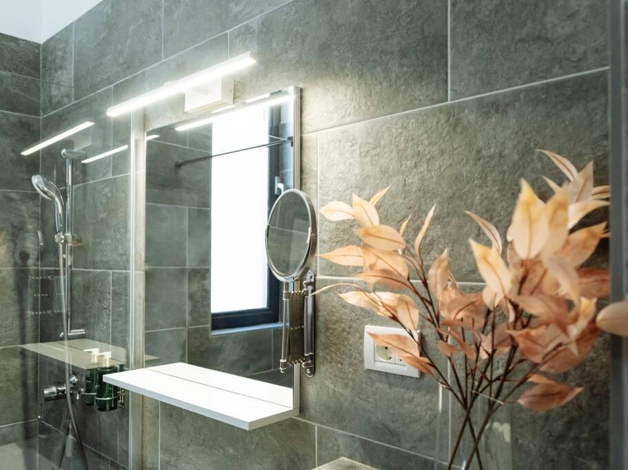 Central 5 Apartment - New Building & Parking Bukares Bagian luar foto