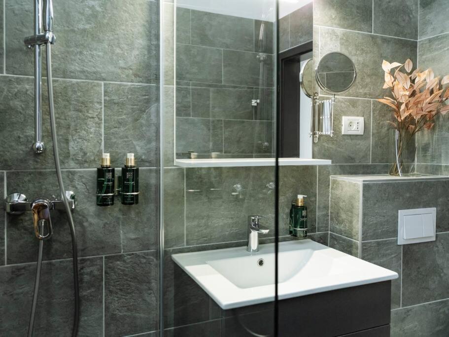 Central 5 Apartment - New Building & Parking Bukares Bagian luar foto